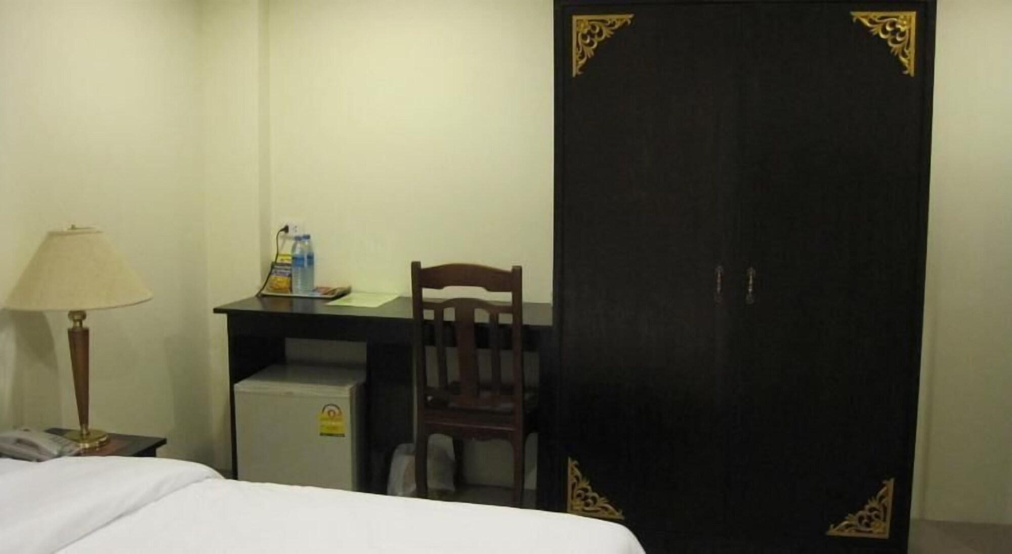 The Bang Khun Phrom Suites Bangkok Exterior photo