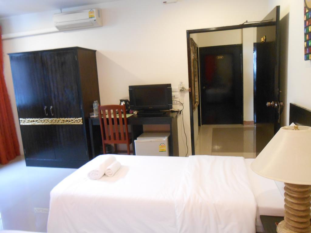 The Bang Khun Phrom Suites Bangkok Room photo