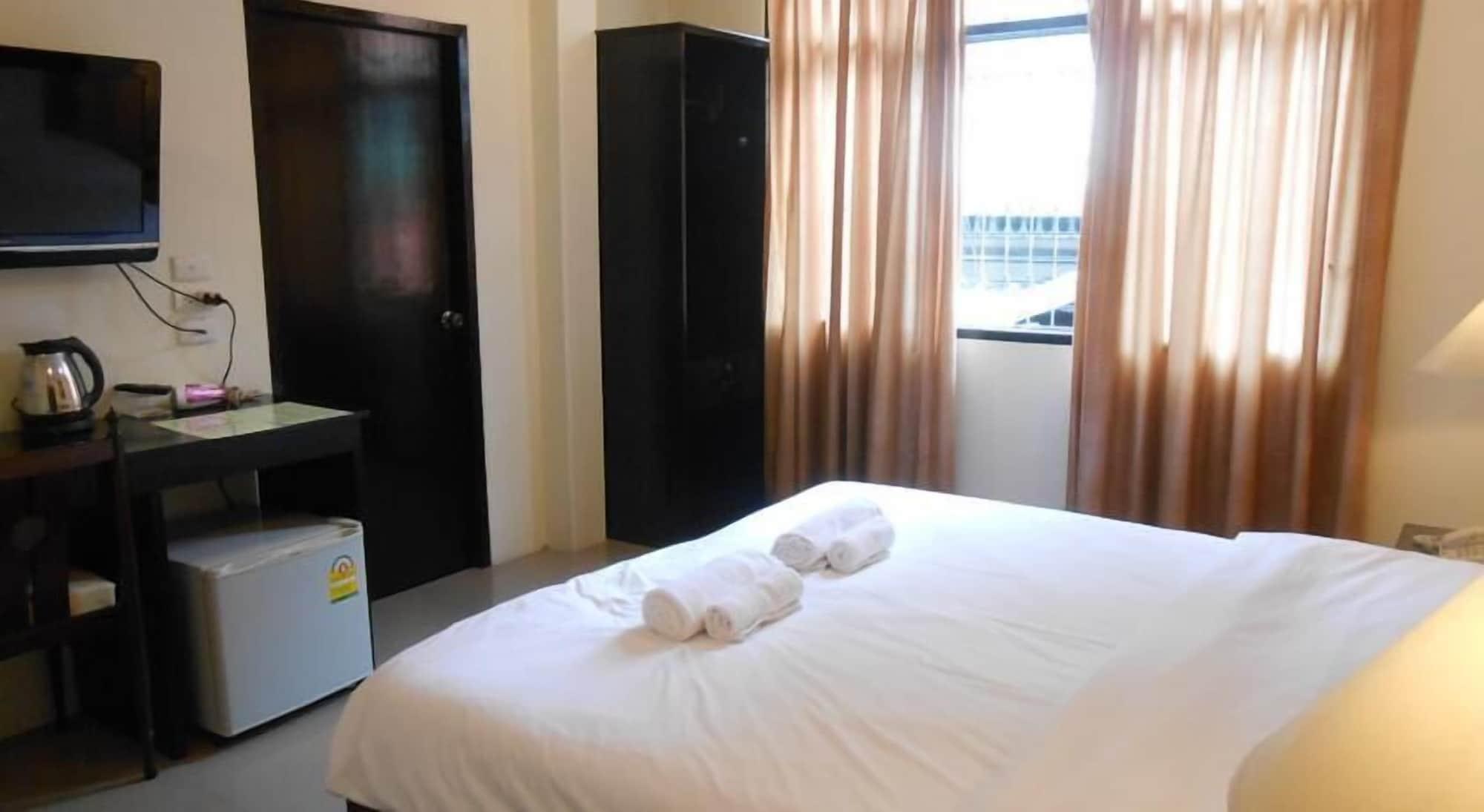 The Bang Khun Phrom Suites Bangkok Exterior photo